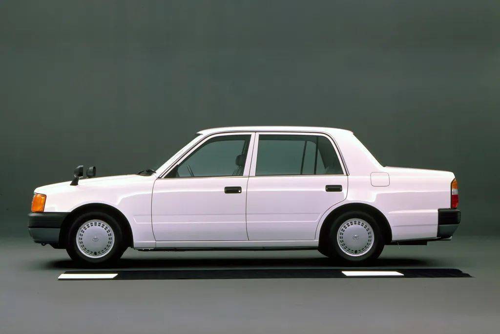 皇冠信用盘平台出租_完美诠释什么叫开不坏的丰田皇冠信用盘平台出租,TLV的丰田皇冠Comfort和Sedan模型试玩