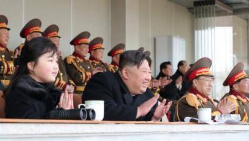 皇冠足球管理平台出租_9岁金珠爱看球赛!穿貂皮毛领风衣坐C位皇冠足球管理平台出租,太有10岁瑞典公主气场了