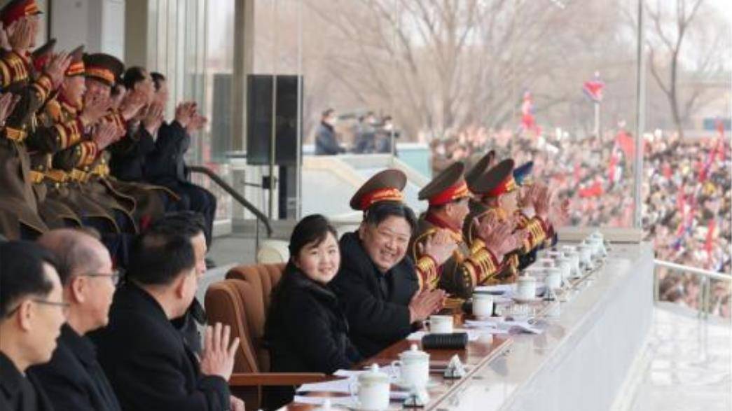 皇冠足球管理平台出租_9岁金珠爱看球赛!穿貂皮毛领风衣坐C位皇冠足球管理平台出租,太有10岁瑞典公主气场了