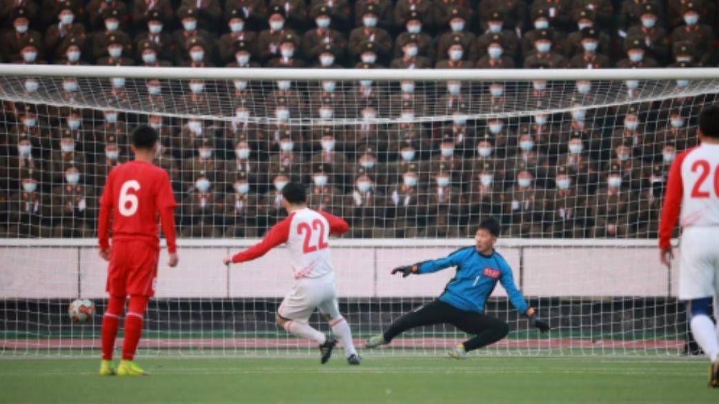 皇冠足球管理平台出租_9岁金珠爱看球赛!穿貂皮毛领风衣坐C位皇冠足球管理平台出租,太有10岁瑞典公主气场了