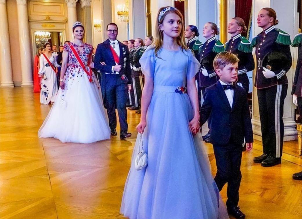 皇冠足球管理平台出租_9岁金珠爱看球赛!穿貂皮毛领风衣坐C位皇冠足球管理平台出租,太有10岁瑞典公主气场了