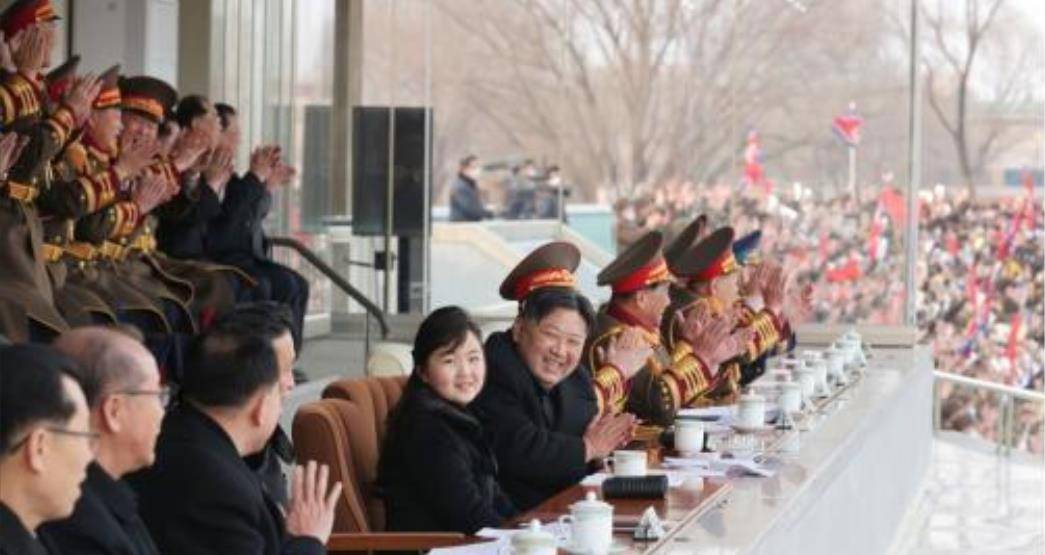 皇冠足球管理平台出租_9岁金珠爱看球赛!穿貂皮毛领风衣坐C位皇冠足球管理平台出租,太有王室女王储的气场了