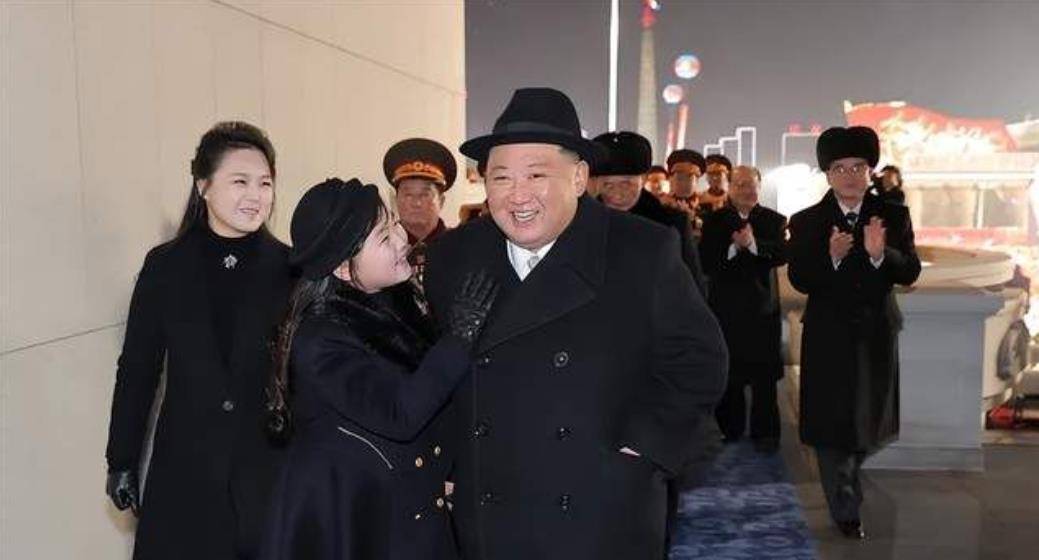 皇冠足球管理平台出租_9岁金珠爱看球赛!穿貂皮毛领风衣坐C位皇冠足球管理平台出租,太有王室女王储的气场了