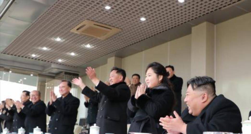 皇冠足球管理平台出租_9岁金珠爱看球赛!穿貂皮毛领风衣坐C位皇冠足球管理平台出租,太有王室女王储的气场了