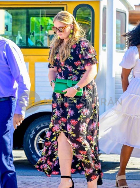 皇冠足球管理平台出租_9岁金珠爱看球赛!穿貂皮毛领风衣坐C位皇冠足球管理平台出租,太有王室女王储的气场了