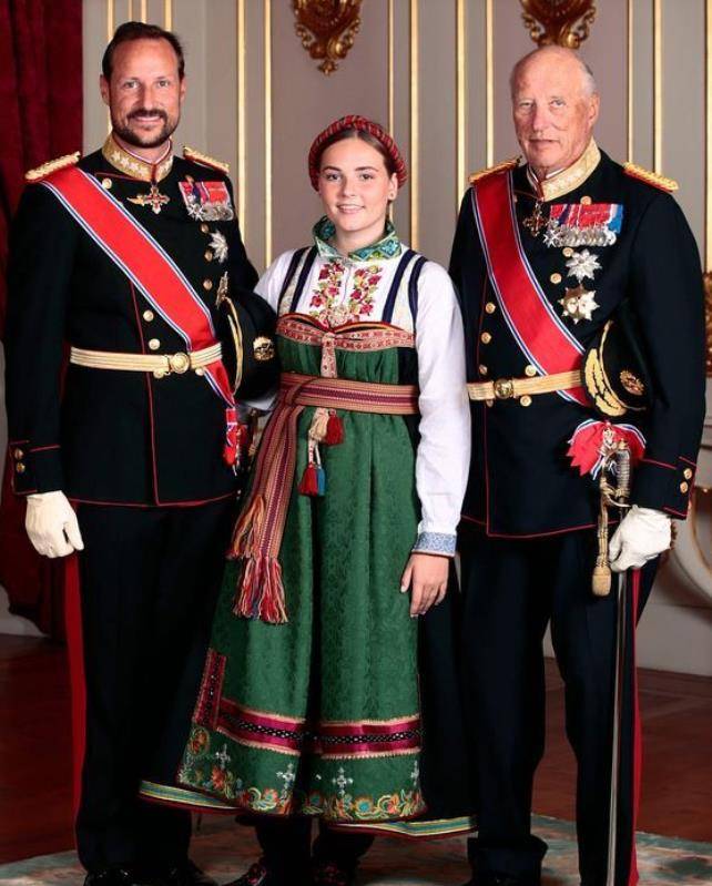 皇冠足球管理平台出租_9岁金珠爱看球赛!穿貂皮毛领风衣坐C位皇冠足球管理平台出租,太有王室女王储的气场了