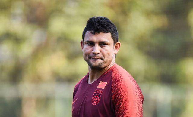 皇冠足球管理平台出租_夺帅!艾克森戴队长袖标想连任皇冠足球管理平台出租,够实力击败保利尼奥和张琳芃吗