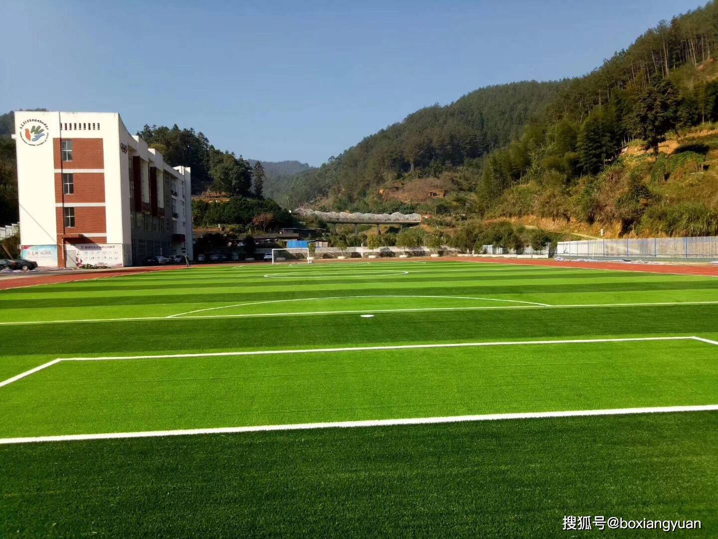 皇冠信用网出租足球_专业足球场用什么草坪皇冠信用网出租足球?