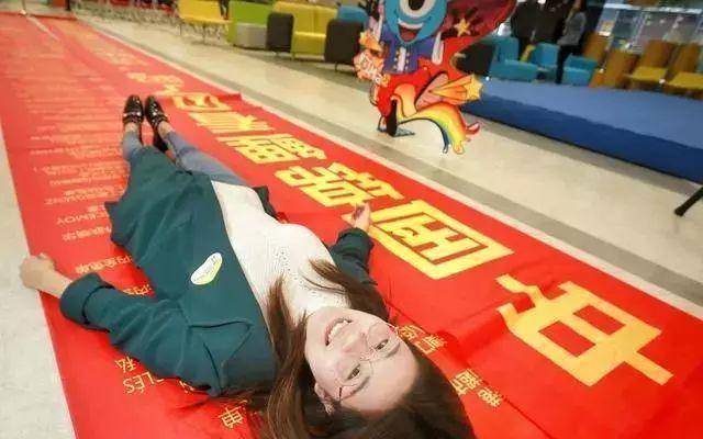 皇冠信用盘怎么申请_被支付宝一亿砸中皇冠信用盘怎么申请,刷爆信用卡游遍全国的“锦鲤女孩”,现状堪忧