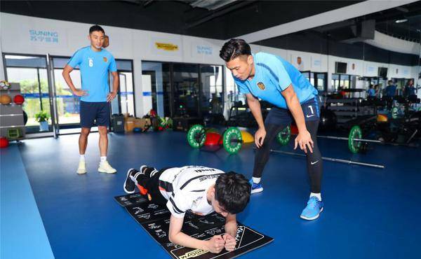 电竞足球盘口_SNG电竞战队访中超足球基地电竞足球盘口,苏宁6亿美元大体育产业初显