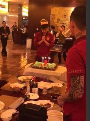 皇冠足球平台代理_昨天生日许了一个健康的愿皇冠足球平台代理,今天比赛就受伤,郑龙心已拔凉拔凉