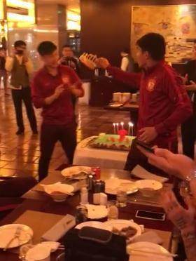 皇冠足球平台代理_昨天生日许了一个健康的愿皇冠足球平台代理,今天比赛就受伤,郑龙心已拔凉拔凉