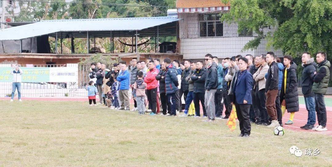皇冠足球平台代理_乡镇“年味”足皇冠足球平台代理!梅县区隆文镇“通利华埃安”迎春贺岁杯足球赛开赛啦