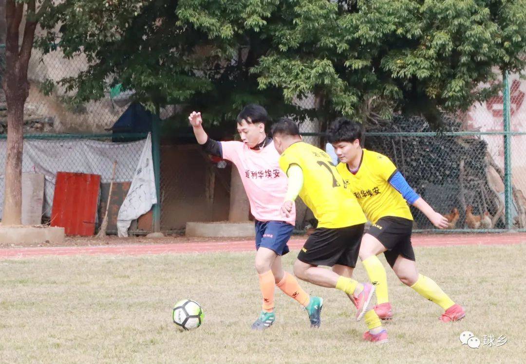 皇冠足球平台代理_乡镇“年味”足皇冠足球平台代理!梅县区隆文镇“通利华埃安”迎春贺岁杯足球赛开赛啦