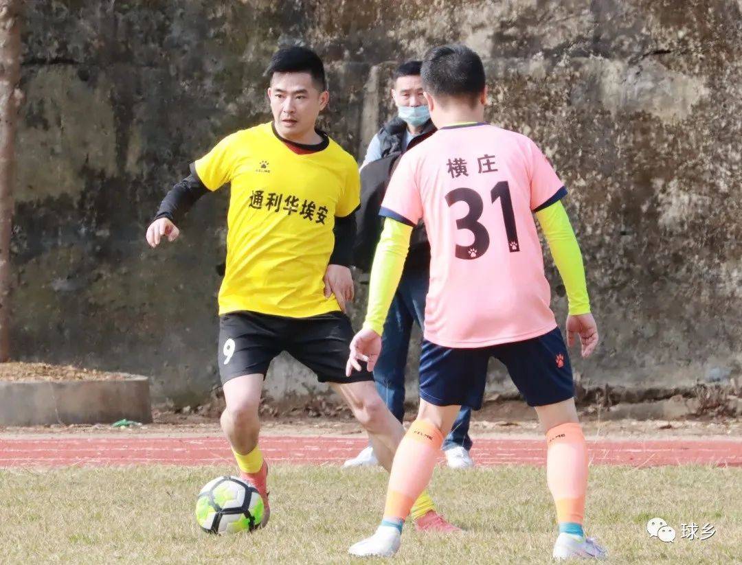 皇冠足球平台代理_乡镇“年味”足皇冠足球平台代理!梅县区隆文镇“通利华埃安”迎春贺岁杯足球赛开赛啦
