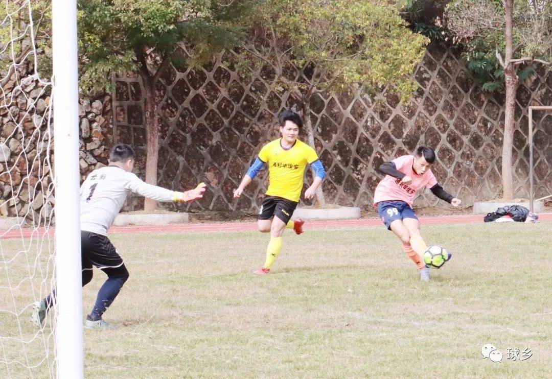皇冠足球平台代理_乡镇“年味”足皇冠足球平台代理!梅县区隆文镇“通利华埃安”迎春贺岁杯足球赛开赛啦