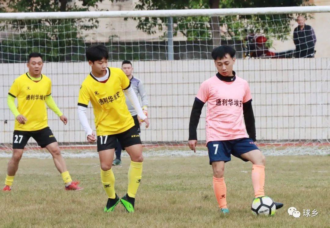 皇冠足球平台代理_乡镇“年味”足皇冠足球平台代理!梅县区隆文镇“通利华埃安”迎春贺岁杯足球赛开赛啦
