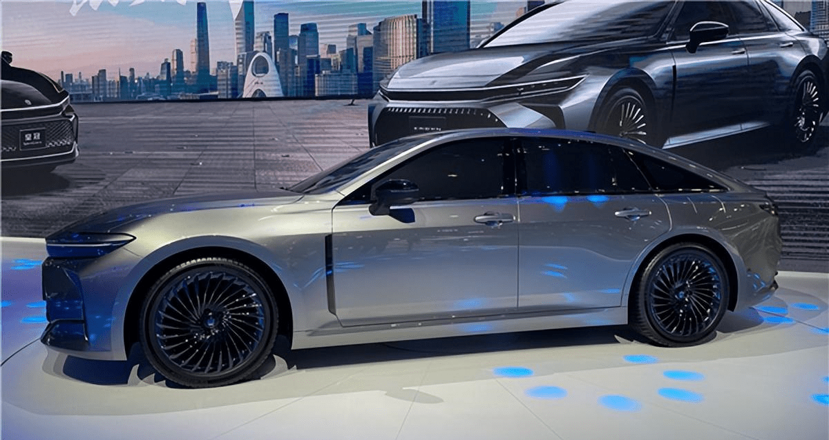 皇冠信用盘可以占几成_自信比肩BBA 进口丰田皇冠国内售价公布:不便宜