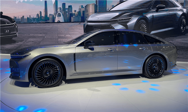 皇冠信用盘可以占几成_自信比肩BBA 进口丰田皇冠国内售价公布:36.90万起