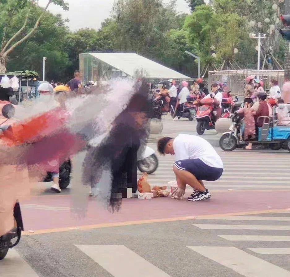 正版皇冠信用网出租_无意发现自己老师正版皇冠信用网出租,在大街上捡东西吃?网友:尴尬到脚指扣地哈哈