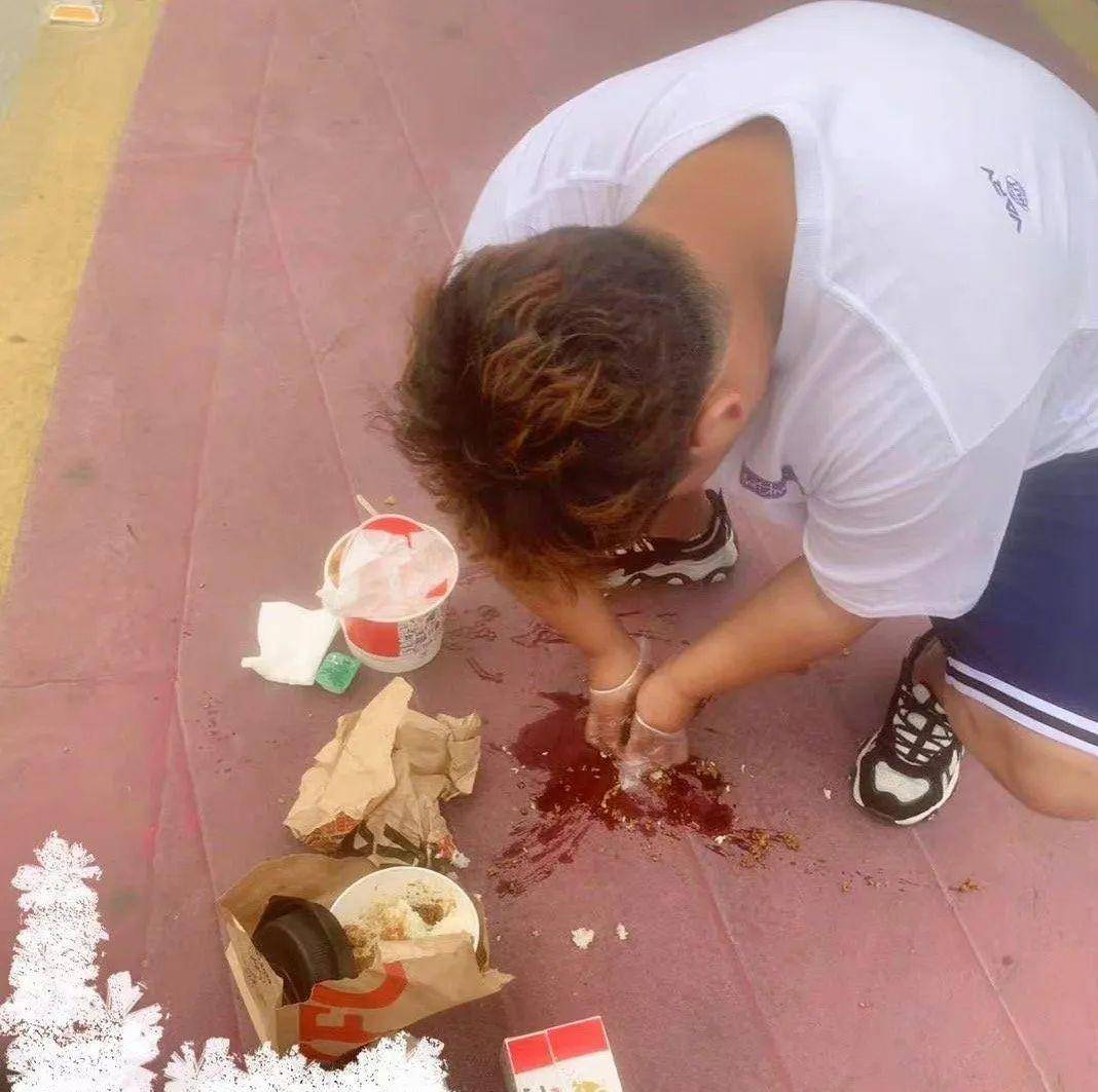 正版皇冠信用网出租_无意发现自己老师正版皇冠信用网出租,在大街上捡东西吃?网友:尴尬到脚指扣地哈哈