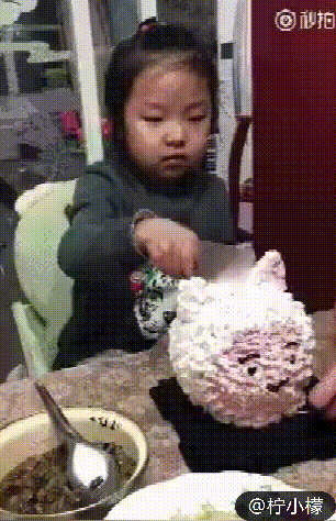 正版皇冠信用网出租_无意发现自己老师正版皇冠信用网出租,在大街上捡东西吃?网友:尴尬到脚指扣地哈哈