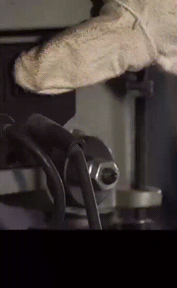 怎么开皇冠信用盘_爆笑GIF:U盘坏了打不开怎么办?学会这招怎么开皇冠信用盘,1分钟搞定!