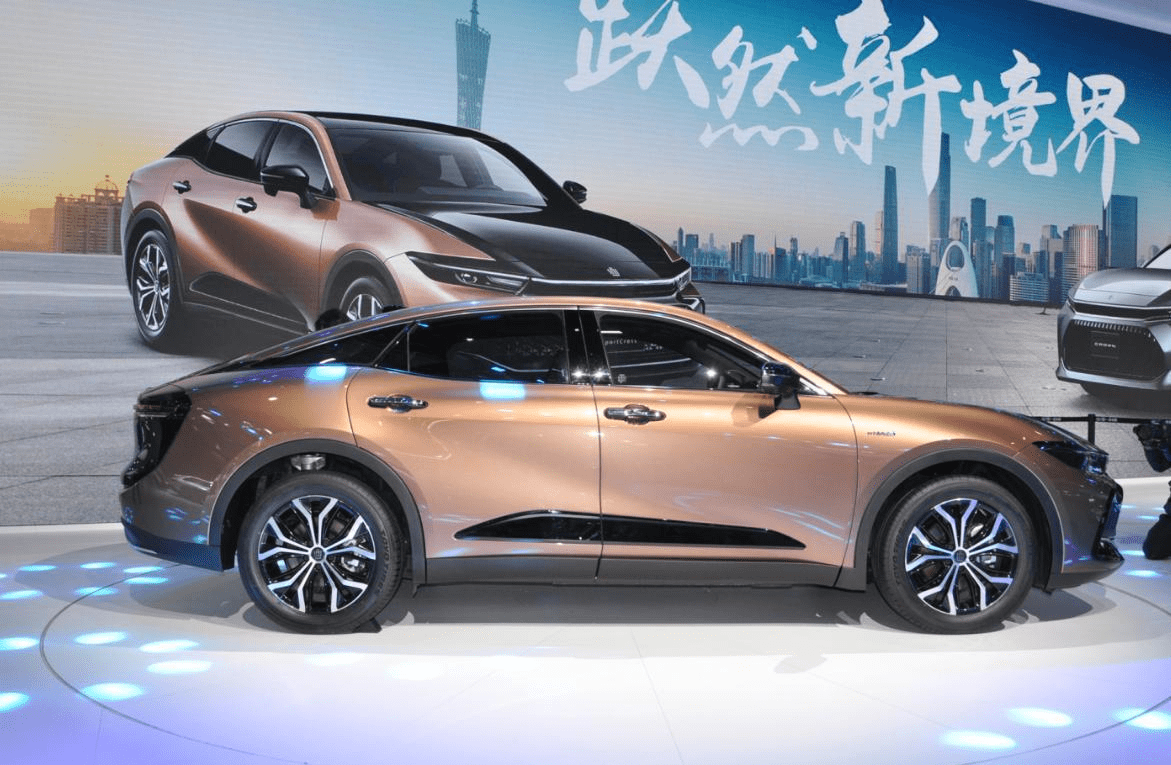 皇冠信用盘可以占几成_16代皇冠国内预售皇冠信用盘可以占几成,就凭这“杀马特”颜值,能叫板奥迪A6L?