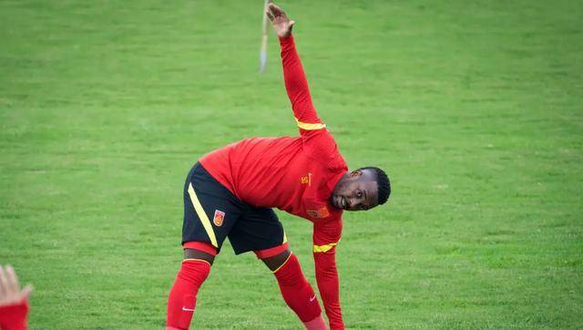 世界杯皇冠足球平台_杀回中超世界杯皇冠足球平台!这位曾经被球迷期待的“归化国际”已经抵达济南进行试训