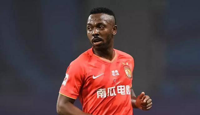 世界杯皇冠足球平台_杀回中超世界杯皇冠足球平台!这位曾经被球迷期待的“归化国际”已经抵达济南进行试训