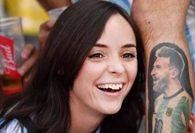 世界杯皇冠足球平台_世界杯最美女球迷瑞典苏珊娜vs哥伦比亚超模世界杯皇冠足球平台,越南小姐姐抢镜