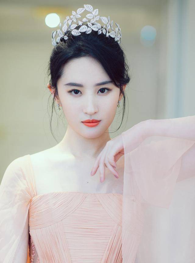 皇冠信用盘怎么弄_刘亦菲自带高贵气质!头顶1814000钻石发箍皇冠信用盘怎么弄,真是内娱颜值天花板
