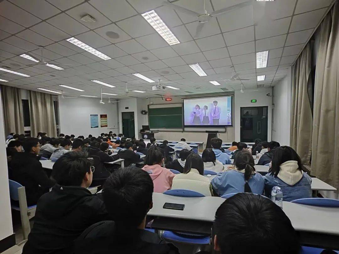 皇冠登一登二登三区别_他们三登舞台皇冠登一登二登三区别,获得8.6万点赞!