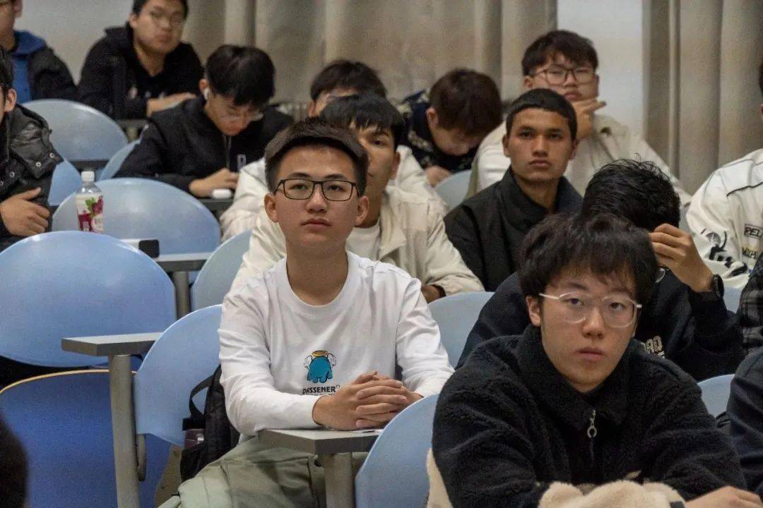 皇冠登一登二登三区别_他们三登舞台皇冠登一登二登三区别,获得8.6万点赞!