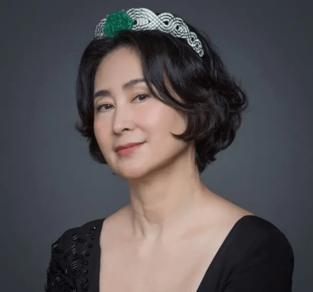 皇冠信用盘怎么开账号_李嘉欣每月2百万生活费皇冠信用盘怎么开账号,甘比的包就2百万,何超琼戴1千万皇冠