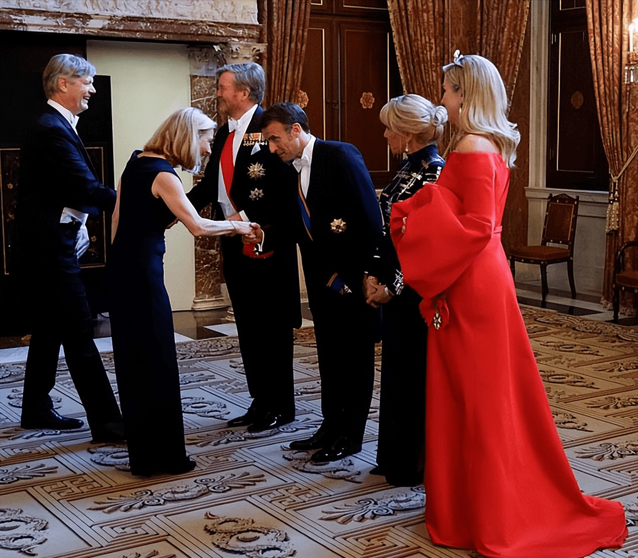 皇冠球盘怎么做代理_马克龙带老婆访荷兰!布丽吉特穿镶金蓝裙闪耀国宴皇冠球盘怎么做代理,完胜荷兰王后