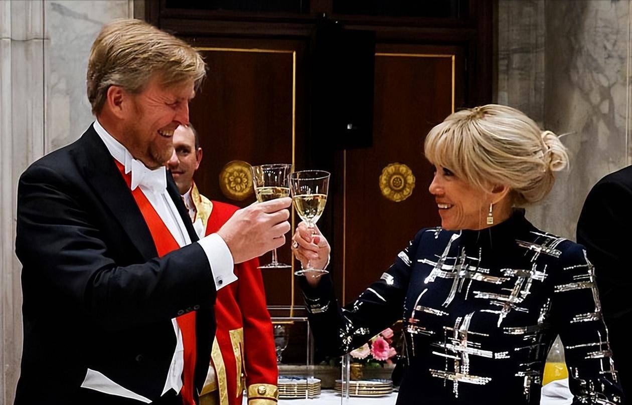 皇冠球盘怎么做代理_马克龙带老婆访荷兰!布丽吉特穿镶金蓝裙闪耀国宴皇冠球盘怎么做代理,完胜荷兰王后