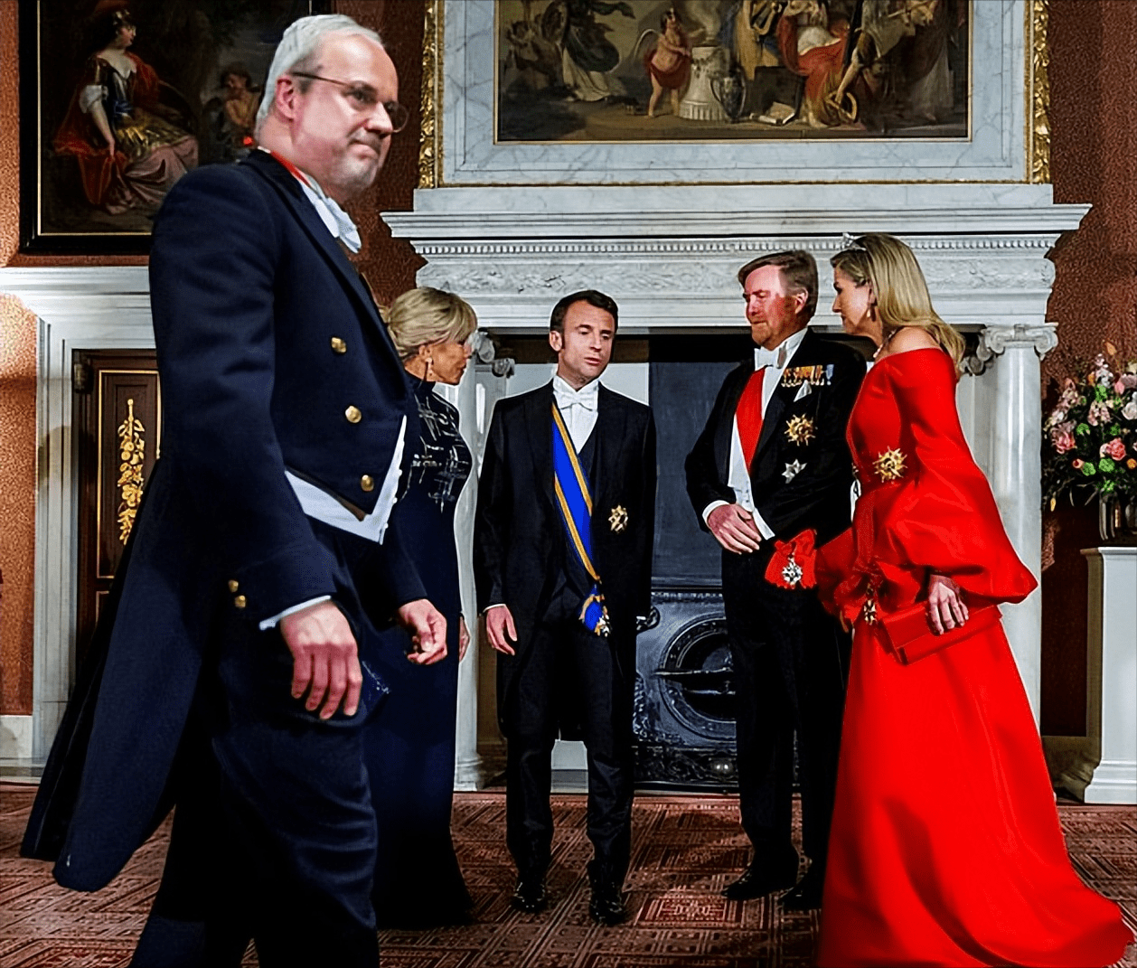 皇冠球盘怎么做代理_马克龙带老婆访荷兰!布丽吉特穿镶金蓝裙闪耀国宴皇冠球盘怎么做代理,完胜荷兰王后