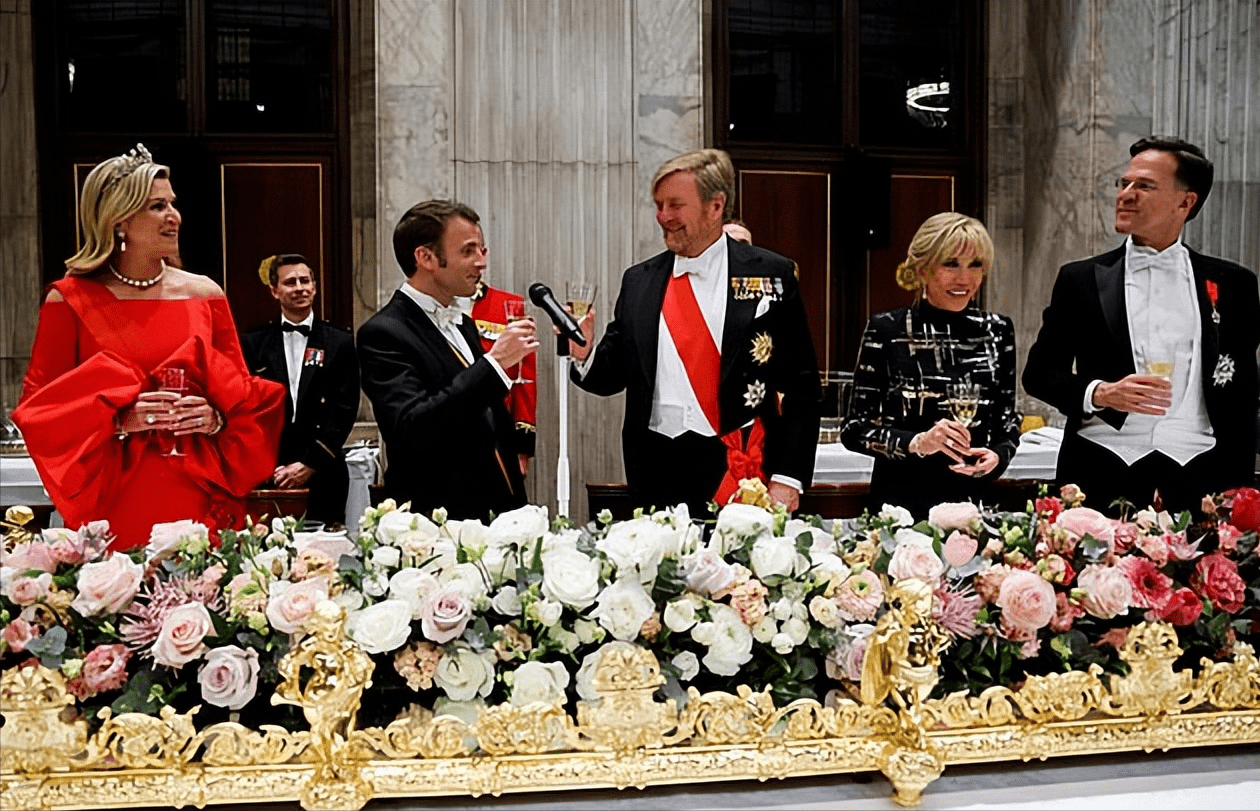 皇冠球盘怎么做代理_马克龙带老婆访荷兰!布丽吉特穿镶金蓝裙闪耀国宴皇冠球盘怎么做代理,完胜荷兰王后