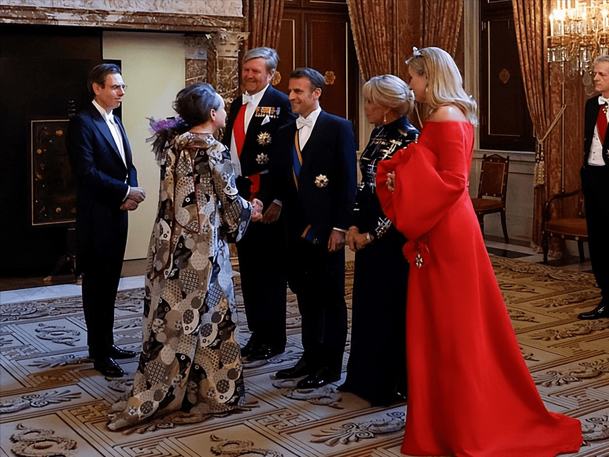 皇冠球盘怎么做代理_马克龙带老婆访荷兰!布丽吉特穿镶金蓝裙闪耀国宴皇冠球盘怎么做代理,完胜荷兰王后