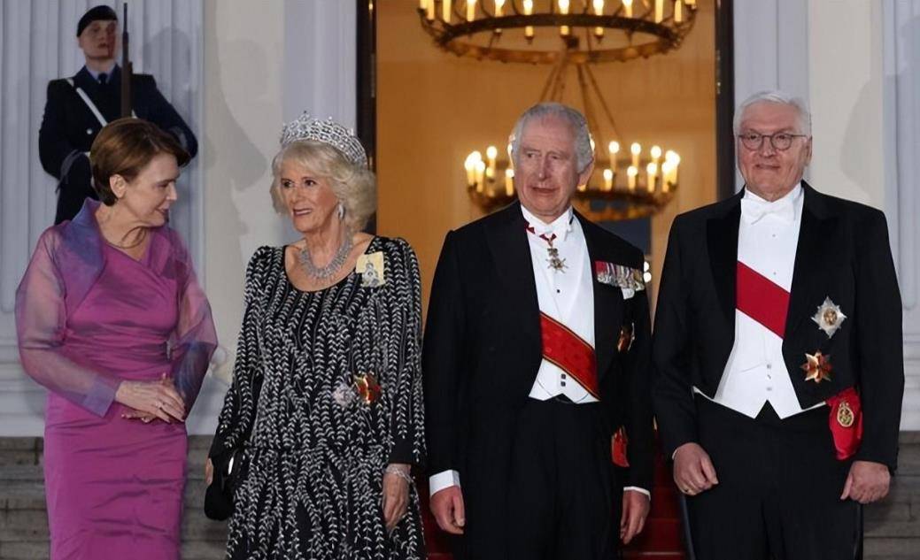 皇冠代理登3平台_德国第一夫人厉害了!穿高贵紫裙接卡米拉皇冠代理登3平台,不戴王冠也能美