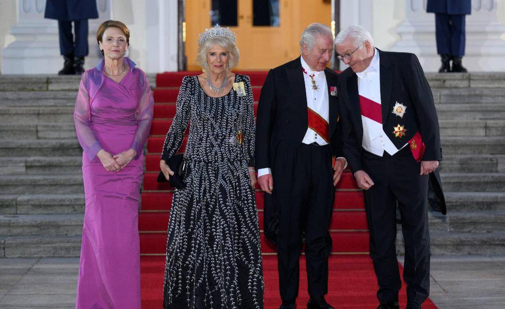 皇冠代理登3平台_德国第一夫人厉害了!穿高贵紫裙接卡米拉皇冠代理登3平台,不戴王冠也能美