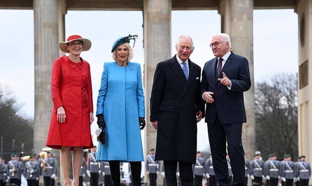 皇冠代理登3平台_德国第一夫人厉害了!穿高贵紫裙接卡米拉皇冠代理登3平台,不戴王冠也能美