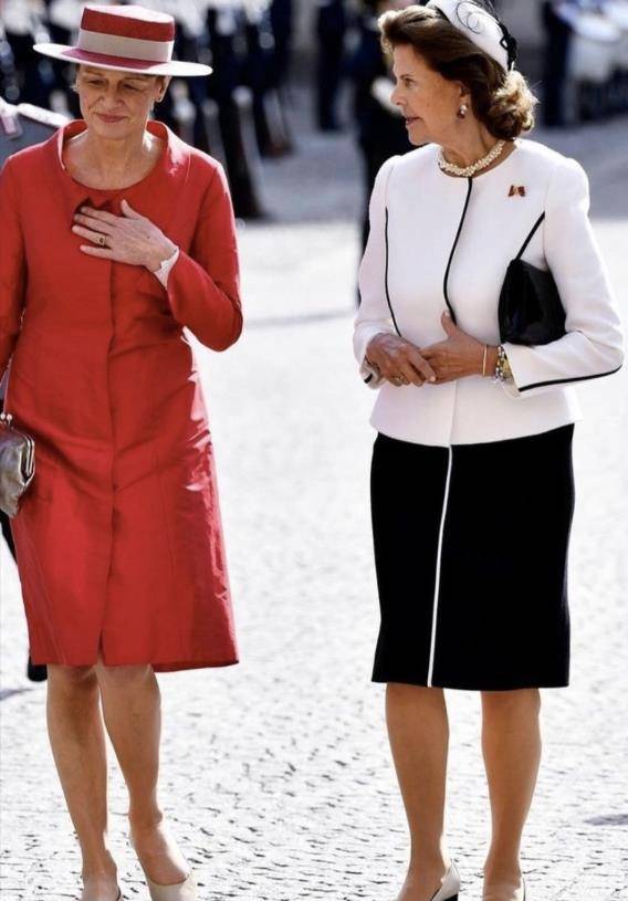 皇冠代理登3平台_德国第一夫人厉害了!穿高贵紫裙接卡米拉皇冠代理登3平台,不戴王冠也能美