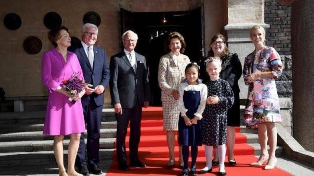 皇冠代理登3平台_德国第一夫人厉害了!穿高贵紫裙接卡米拉皇冠代理登3平台,不戴王冠也能美