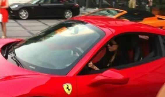 皇冠足球平台申请_某明星美籍身份遭导演痛批皇冠足球平台申请,身价超20亿,不弃美籍疑因高额弃籍税