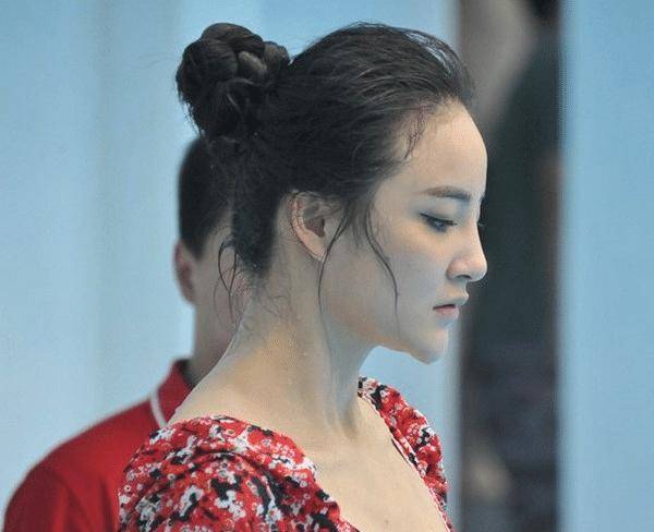 皇冠信用盘登2登3_连登3年舞台皇冠信用盘登2登3,却被女子加入,遭家暴2次堕胎,今离去未遂坚强生活