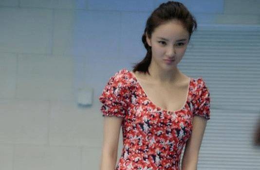 皇冠信用盘登2登3_连登3年舞台皇冠信用盘登2登3,却被女子加入,遭家暴2次堕胎,今离去未遂坚强生活