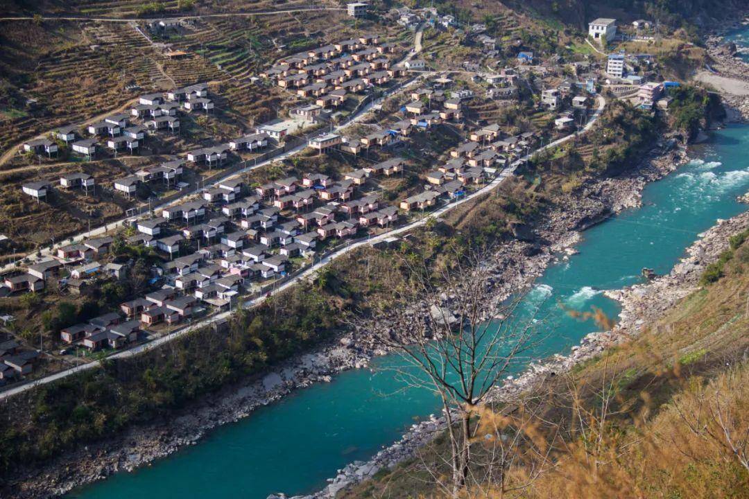 皇冠登3新2管理_太险了!怒江的村庄皇冠登3新2管理,挂在高黎贡山和碧罗雪山上,薄得就像纸片片