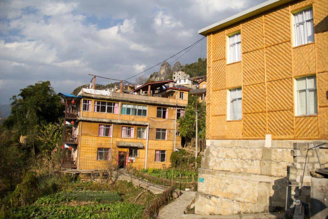 皇冠登3新2管理_太险了!怒江的村庄皇冠登3新2管理,挂在高黎贡山和碧罗雪山上,薄得就像纸片片